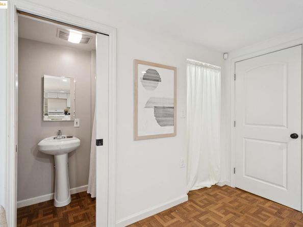 945 Sunnyhills Rd, Oakland CA 94610