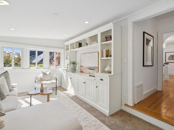 945 Sunnyhills Rd, Oakland CA 94610
