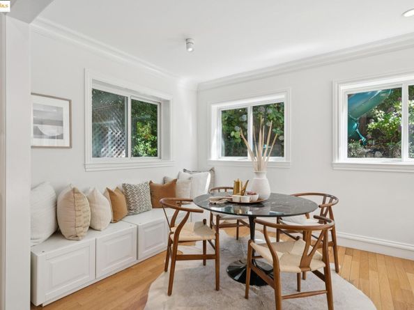 945 Sunnyhills Rd, Oakland CA 94610