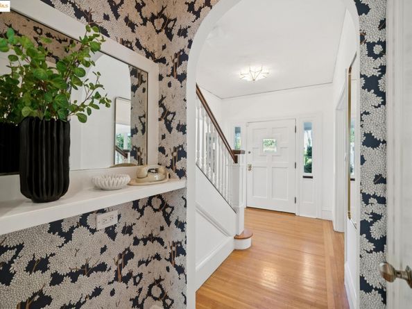 945 Sunnyhills Rd, Oakland CA 94610