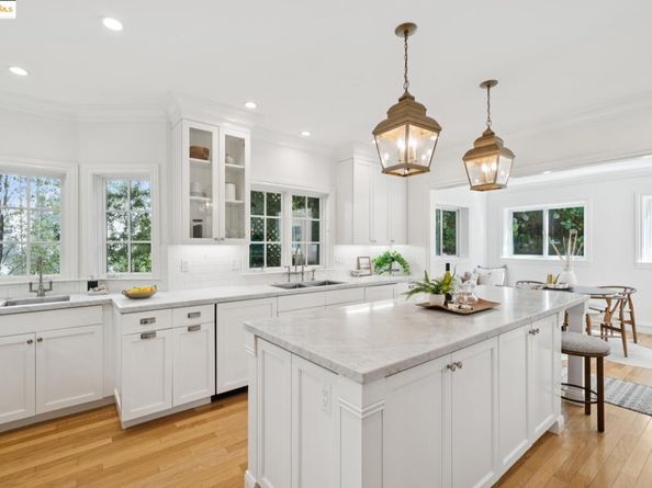 945 Sunnyhills Rd, Oakland CA 94610