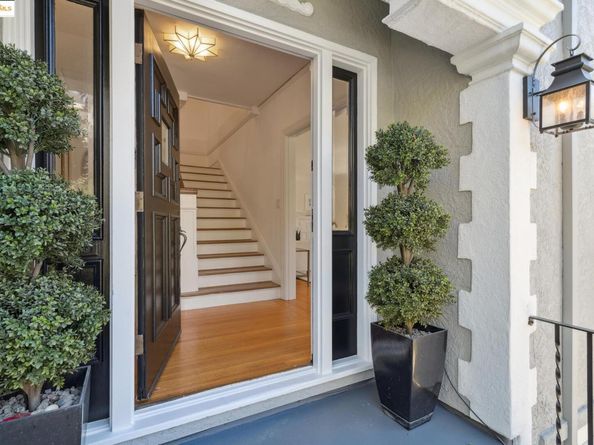 945 Sunnyhills Rd, Oakland CA 94610
