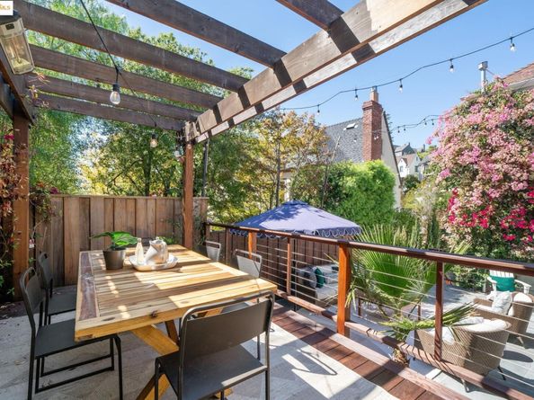 945 Sunnyhills Rd, Oakland CA 94610
