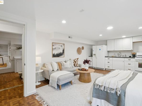 945 Sunnyhills Rd, Oakland CA 94610