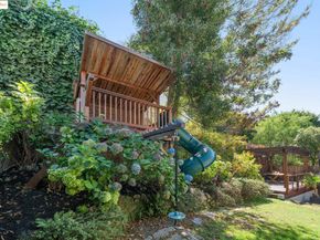 945 Sunnyhills Rd, Oakland CA 94610