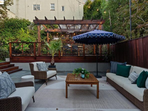 945 Sunnyhills Rd, Oakland CA 94610