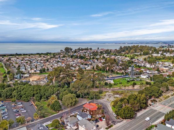 2581 Charles Ave, Pinole CA 94564