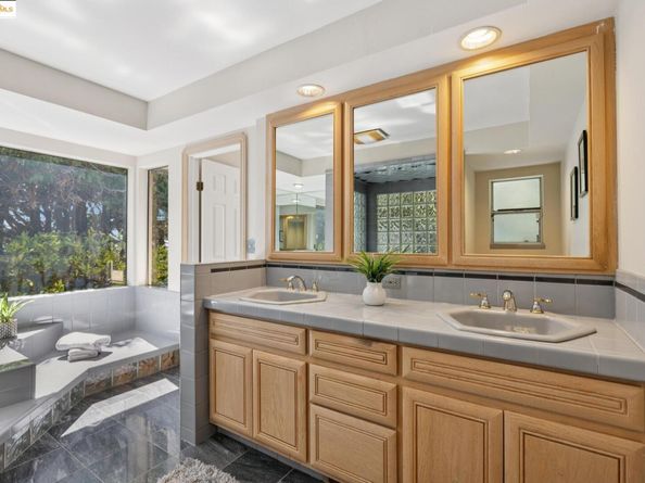 1657 Clearview Dr., San Leandro CA 94577