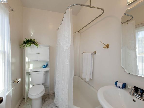 2000 Clinton Ave, Alameda CA 94501