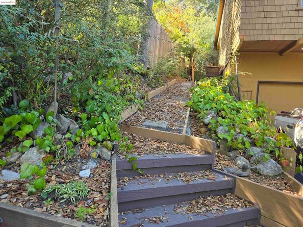 220 Canyon Dr, Portola Valley CA 94028