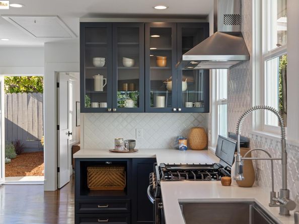 907 York St, Oakland CA 94610