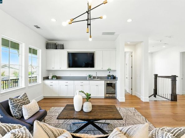 22 W Hill Way, Orinda CA 94563