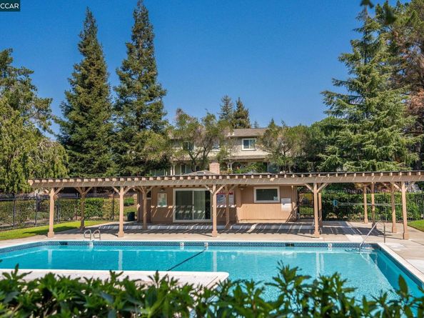 61 Fountainhead Ct, Martinez CA 94553