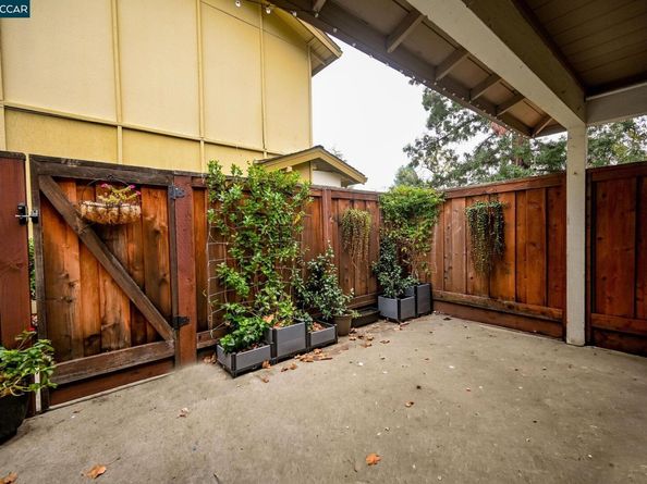 61 Fountainhead Ct, Martinez CA 94553