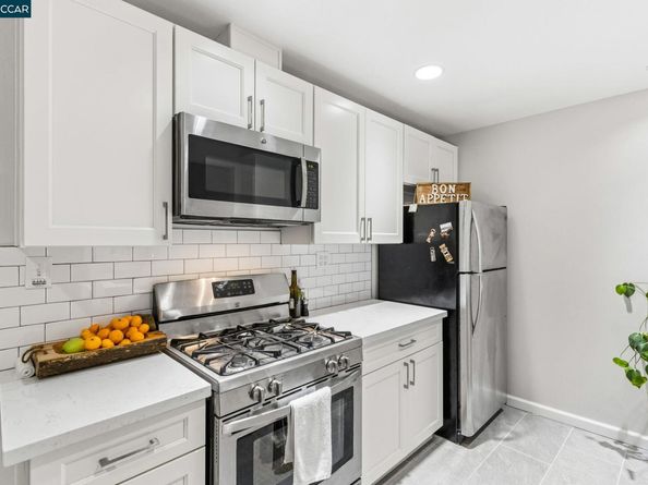 31 Adelaide Dr, Martinez CA 94553