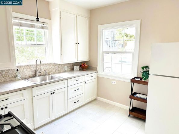 1126 Henrietta St, Martinez CA 94553
