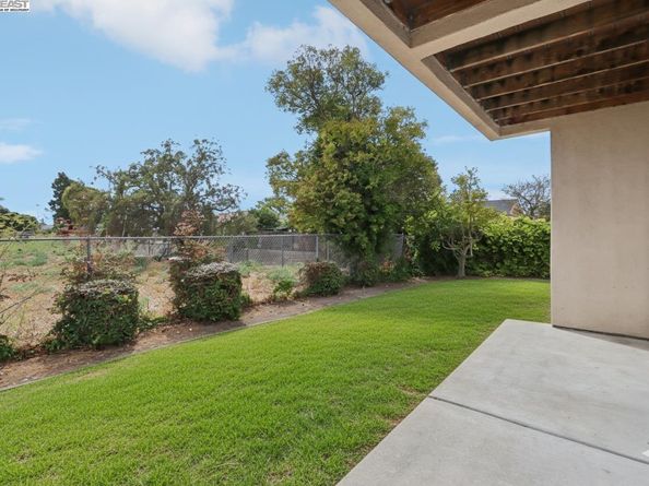 27949 Thornton Ct, Hayward CA 94544