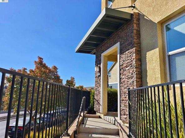 7086 Stags Leaf Ln, Dublin CA 94568