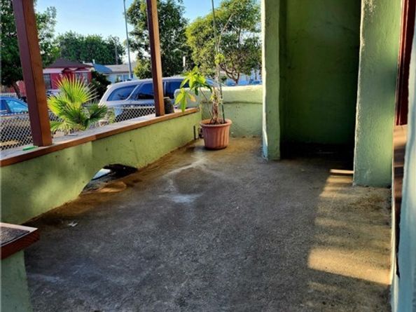 6812 S Van Ness, Los Angeles CA 90047
