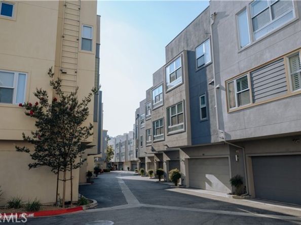 2753 Waverly Drive 1103, Los Angeles CA 90039
