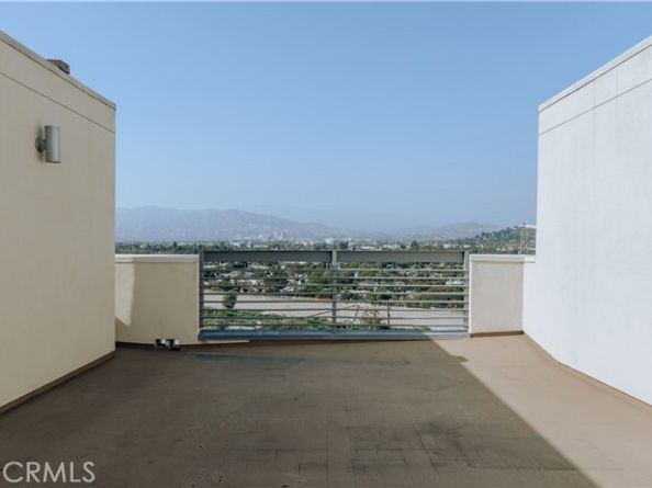2753 Waverly Drive 1103, Los Angeles CA 90039