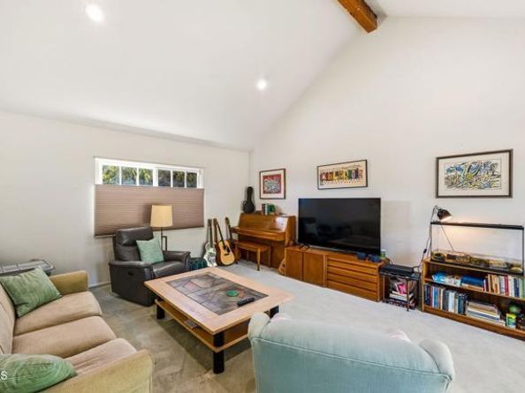 17933 Osborne Street, Northridge (los Angeles) CA 91325