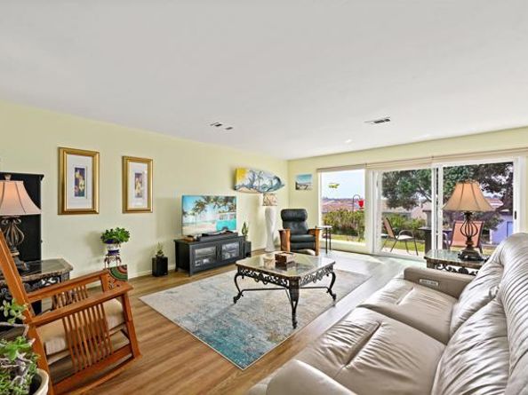 3808 Vista Campana 11, Oceanside CA 92057