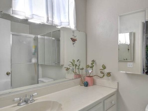 15051 Sherman Way F, Van Nuys (los Angeles) CA 91405