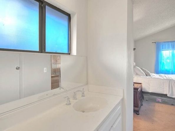 15051 Sherman Way F, Van Nuys (los Angeles) CA 91405
