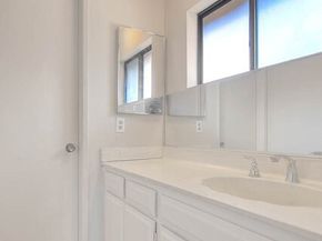 15051 Sherman Way F, Van Nuys (los Angeles) CA 91405