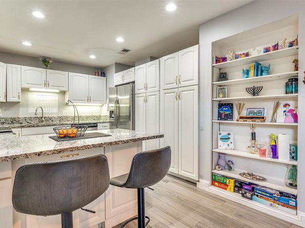 5705  Harvest Hill Road  1029, Dallas Texas 75230