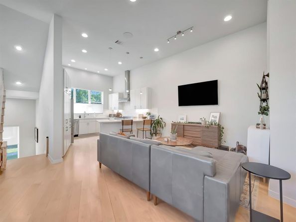 2802  Lee Street , Dallas Texas 75206