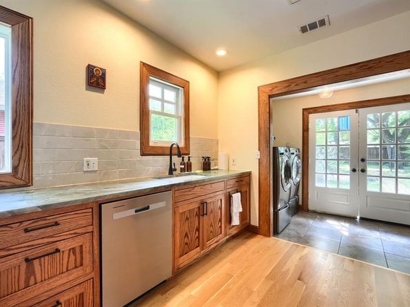 919 N Clinton Avenue , Dallas Texas 75208
