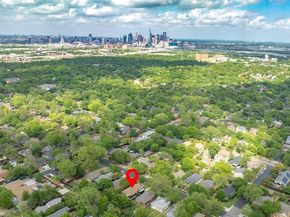 919 N Clinton Avenue , Dallas Texas 75208