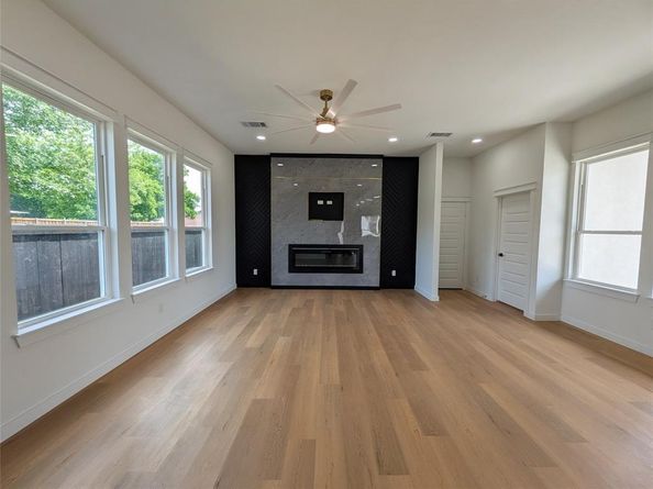 2404  56th Street , Dallas Texas 75241