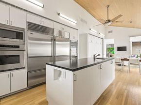 9  Hallshire Court , Dallas Texas 75225