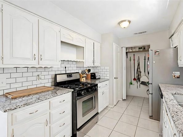 1654  Clarendon Drive , Lewisville Texas 75067