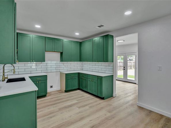 2916  Travis Avenue , Fort Worth Texas 76110