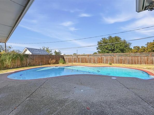 2705  Redstone Drive , Arlington Texas 76001