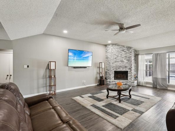 102 E Ridgegate Drive , Garland Texas 75040