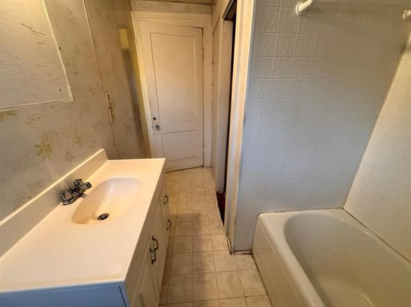 623 N Dallas Avenue , Lancaster Texas 75146