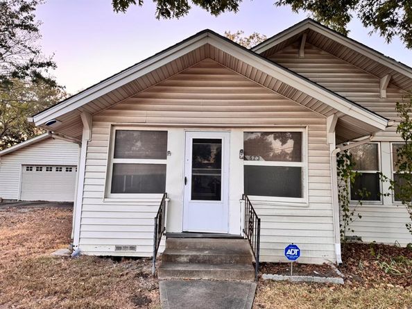 623 N Dallas Avenue , Lancaster Texas 75146