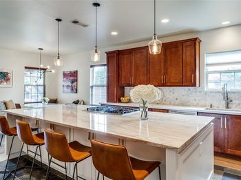 6002  Mercedes Avenue 