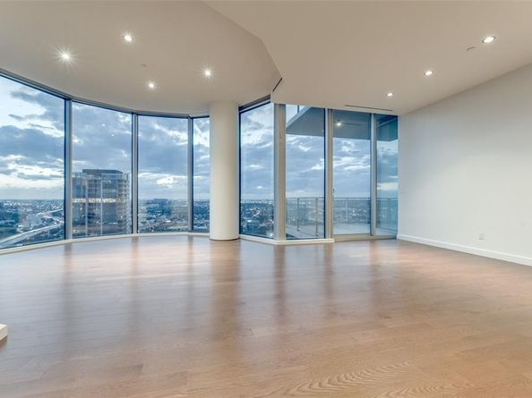 2900  Mckinnon Street  2704, Dallas Texas 75201