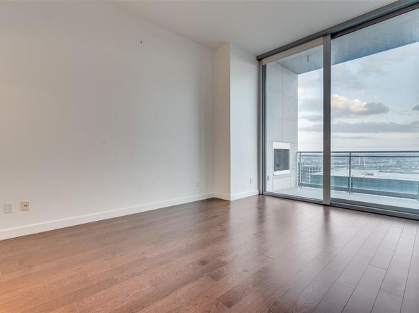 2900  Mckinnon Street  2704, Dallas Texas 75201