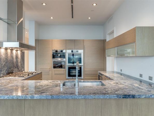 2900  Mckinnon Street  2704, Dallas Texas 75201