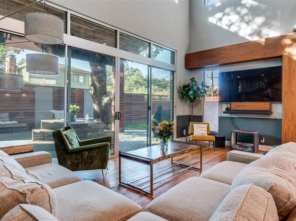 8915  Stanwood Drive , Dallas Texas 75228