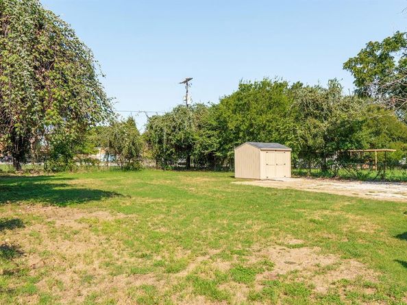 205  Oregon Avenue , Azle Texas 76020
