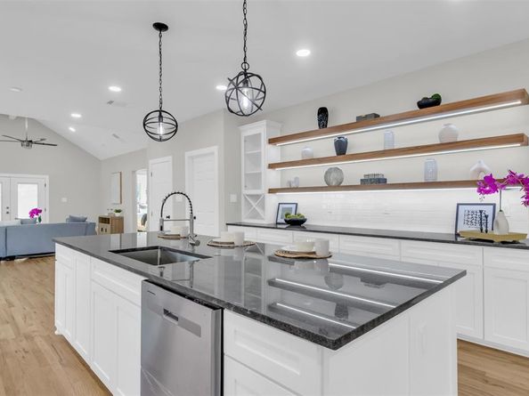 202 S Oak Cliff Boulevard  , Dallas Texas 75208