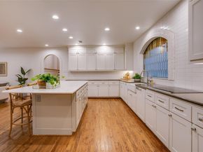 1033  Cedar Hill Avenue , Dallas Texas 75208